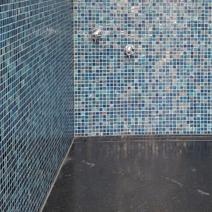 Dusche in Glasmosaik und Naturstein